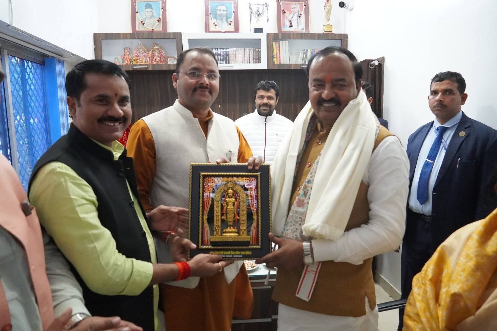 माननीय मुख्य अतिथि का स्वागत एवं स्मृति चिन्ह भेंट